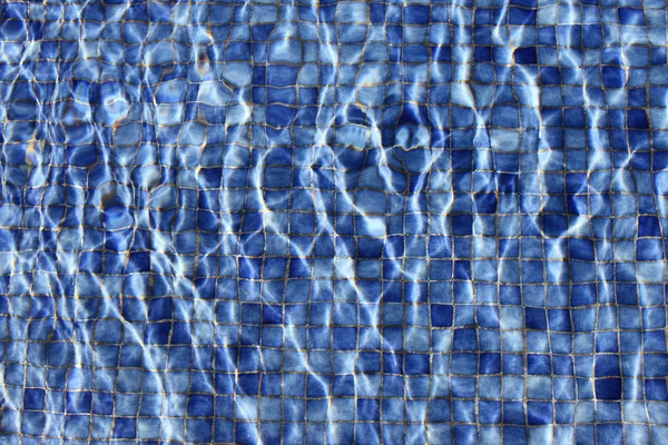 Azulejos azules bajo el agua — Foto de Stock