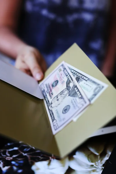 To pay the bill at the restaurantr — Stock Photo, Image