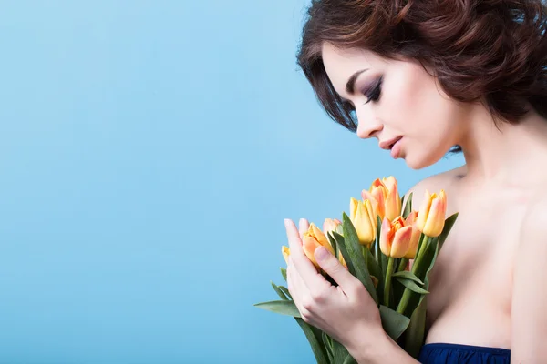 Ritratto di donna con tulipani — Foto Stock