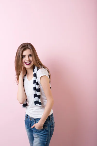 Rindo menina atraente no estúdio . — Fotografia de Stock