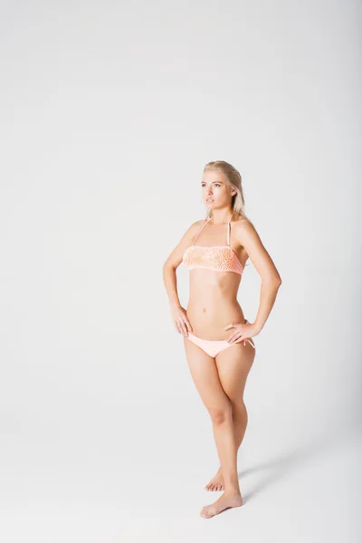 Blondynka w kostiumie kąpielowym w pełny wzrost — Zdjęcie stockowe
