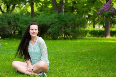 çimenlerin üzerinde bir parkta genç kız