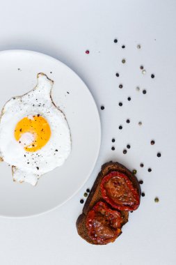 Sahanda yumurta ekmek ve bir tabak.