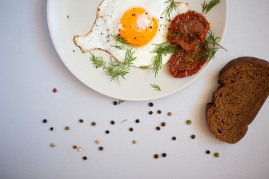 Sahanda yumurta ekmek ve bir tabak.