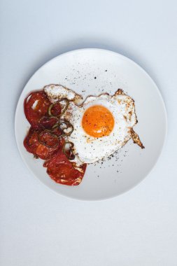 Kahvaltı. Kızarmış domates yumurta.