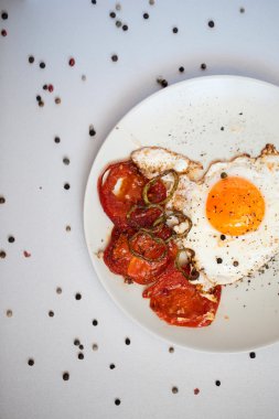 Sahanda yumurta baharatlar ile bir plaka üzerinde