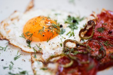 Pastırmalı yumurta. 