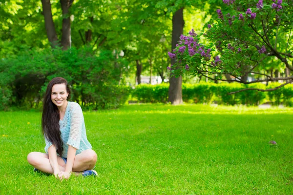 Adolescente sorridente na grama — Fotografia de Stock