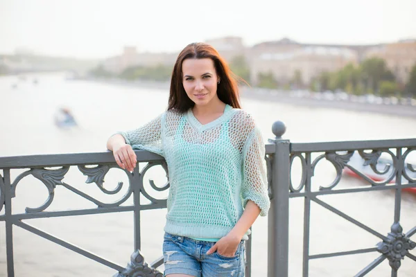 Köprüde çekici esmer