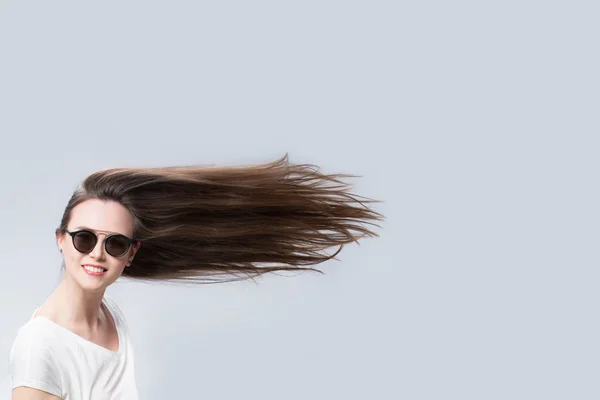 Смішна жінка з волоссям на вітрі — стокове фото