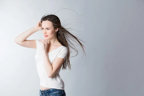 Målmedveten kvinna med hår i vinden — Stockfoto