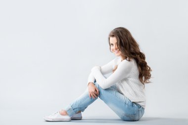 uzun saçlı güzel gülümseyen kız