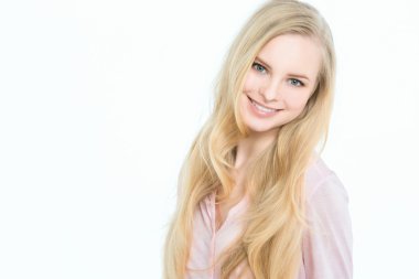 sarışın gülümseyerek