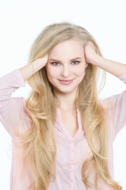 uzun sarı saçlı güzel kız