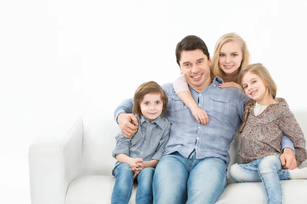 Gelukkig familie poseren — Stockfoto