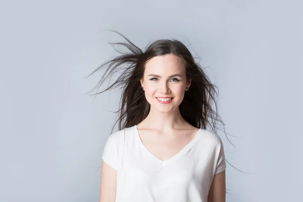 Mulher com cabelo no vento — Fotografia de Stock