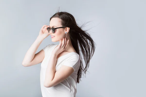 Vrolijke vrouw met haar in de wind — Stockfoto