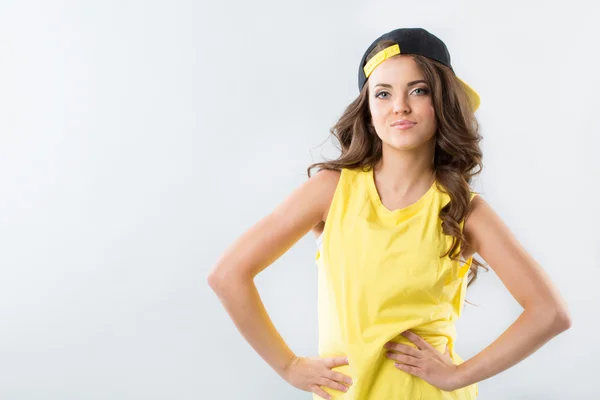 모자에 십 대 소녀 뒤로 및 노란 t-셔츠 — 스톡 사진