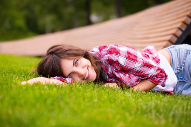 güzel kız yeşil çim üzerinde yalan.