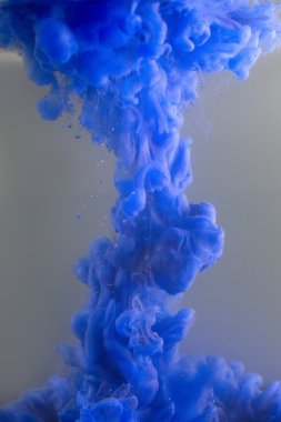 Suyun içine dökülen mavi renk boya..