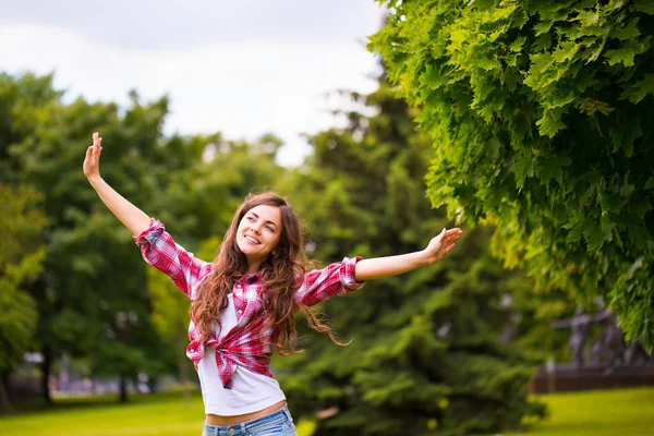 Jovem mulher feliz no parque — Fotografia de Stock