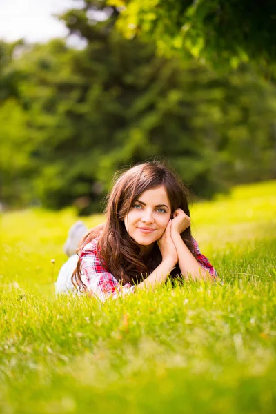 Girl lying on the grass in the park — Stock Photo, Image