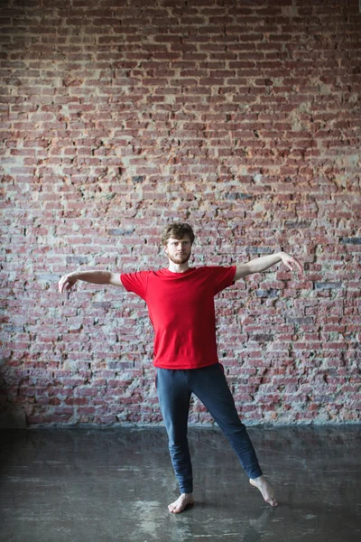 Hombre haciendo ejercicio — Foto de Stock