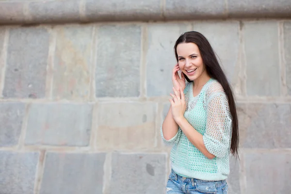 Glückliche Frau im Freien — Stockfoto