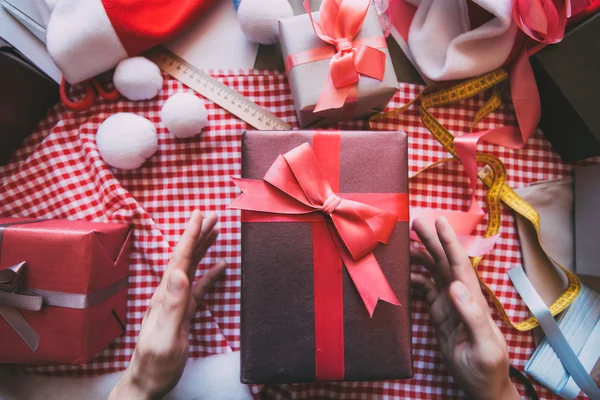 Empacotamento de presente para Natal e Ano Novo . — Fotografia de Stock