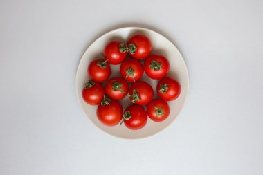 Tabakta taze domates.