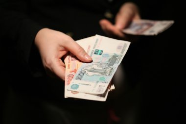 Yakın çekim Rus banknot sayma bir kadın el