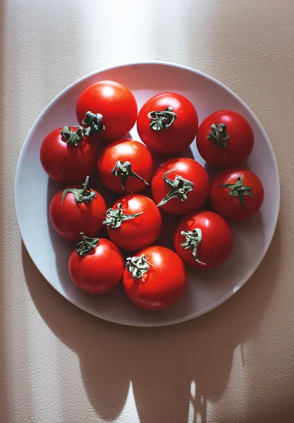 Talíř s rajčaty — Stock fotografie