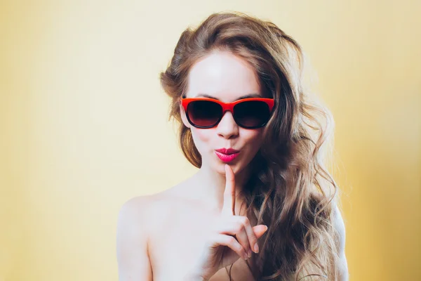 Belle femme en lunettes de soleil — Photo