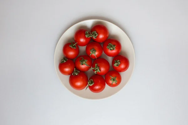 Tomates frescos em uma chapa. — Fotografia de Stock