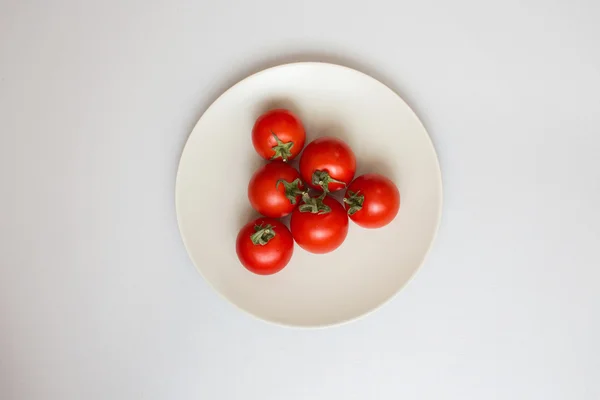 Tomates frescos em uma chapa. Dieta . — Fotografia de Stock