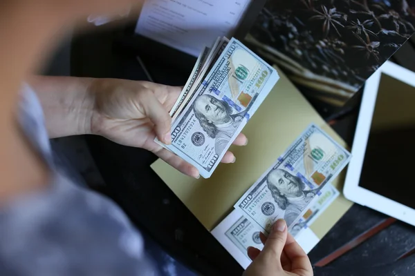 Руки женщины держат деньги — стоковое фото