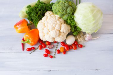 ahşap zemin üzerinde taze sebze.