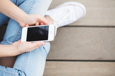 Genç bir smartphone kullanarak