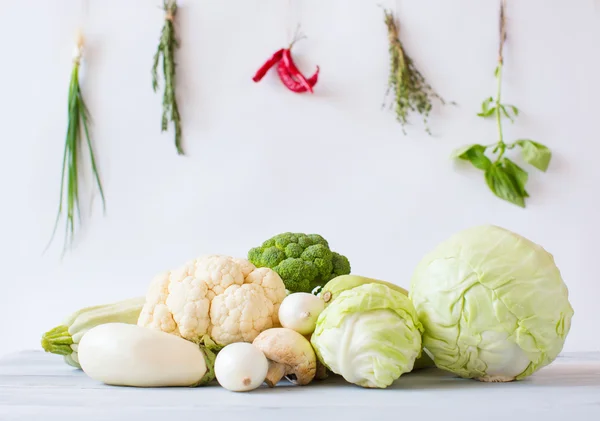 Legumes frescos na mesa. — Fotografia de Stock