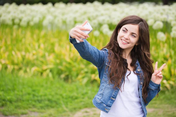 Selfie. Student girl in the park. — Stock Photo, Image