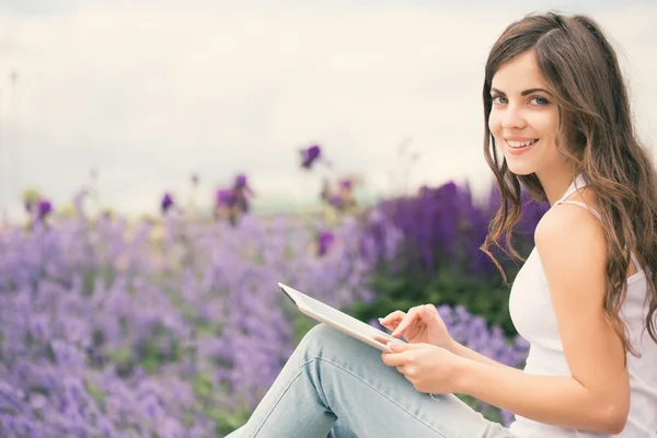 Elektronik tablet ile kız.