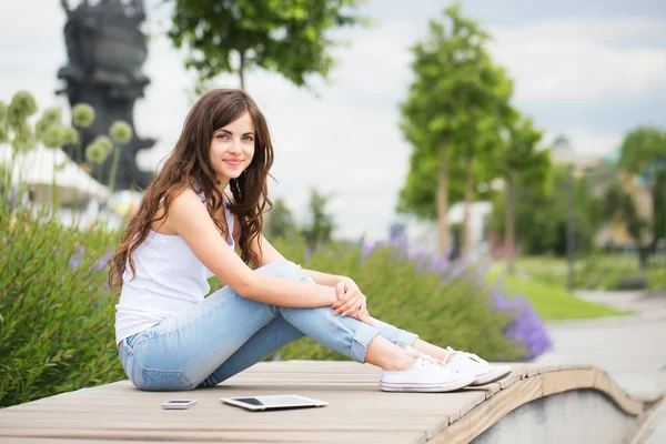 Student girl in the park. — Stock Photo, Image