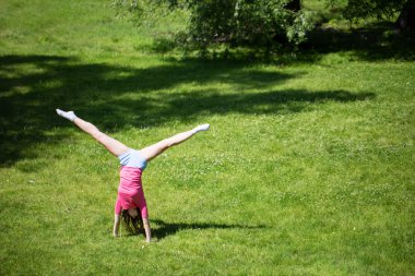 Kadın egzersiz yapıyor..