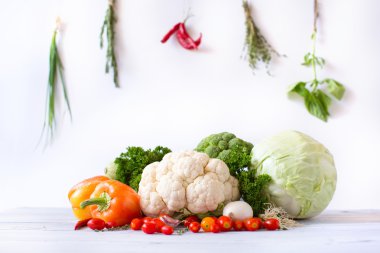 Beyaz arka planda taze sebzeler.