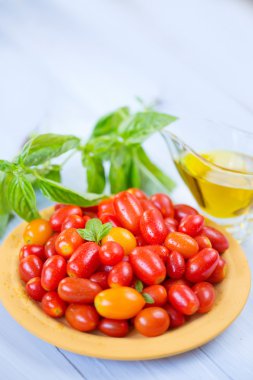 Bir ahşap kiraz domates.