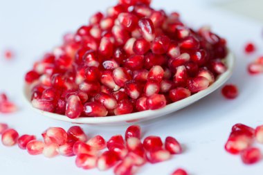 Nar meyve, soyulmuş bir plaka üzerinde.