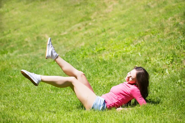 Woman in outdoor exercise smiling happy doing yoga. — Stock Photo, Image