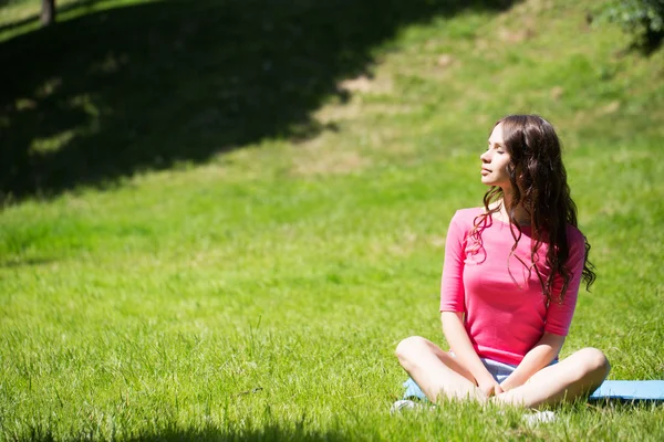 Mujer relajante al aire libre . — Foto de Stock