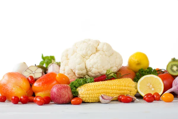 Légumes isolés sur fond blanc . — Photo