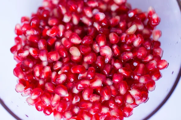 Fruta de granada, pelada en un plato . —  Fotos de Stock